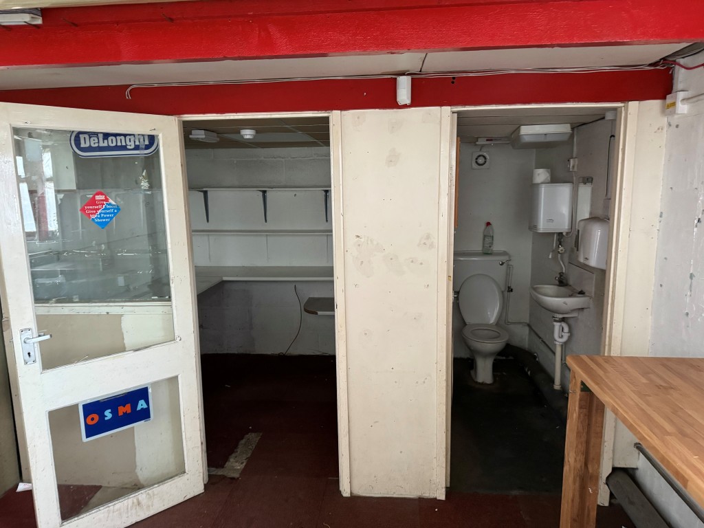 Lot: 76 - FREEHOLD VACANT TWO STOREY COMMERCIAL UNIT WITH GATED YARD - Staff Kitchen and Cloakroom